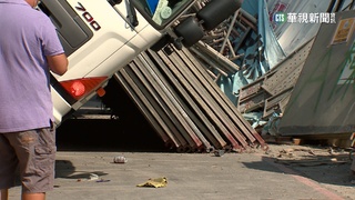 高雄工安意外！　拖板車傾倒.鷹架砸落釀1死1傷