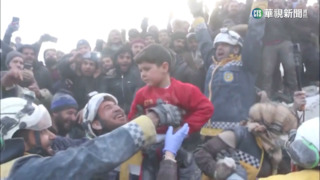 無數孩童受困倒塌建築　救難隊與時間賽跑