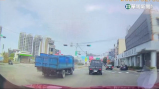 載廚餘疑未加蓋顛簸路面噴後車　駕駛崩潰