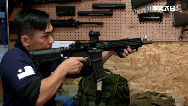 模擬真槍重量.結構　「瓦斯槍射擊」訓練超逼真 | 華視新聞