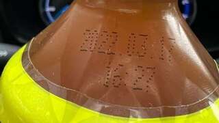 施工完屋主熱情請飲料！ 師傅見「暗橘色＋有點濃稠」 細看傻眼：快過期1年