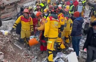 台搜救隊合力AKUT！成功救出受困100hr女子 現場振奮