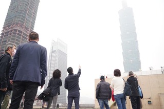 兌現十年之約 ！《露西》監製來台勘景 蔣萬安：台北將再度登上國際影壇