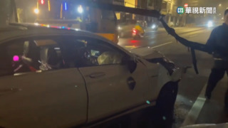 疑酒駕失速撞4店　棄車落跑...隔天到案竟「無照」