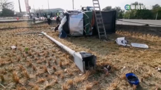 單車雙載遭小貨車撞飛　2女學童送醫不治