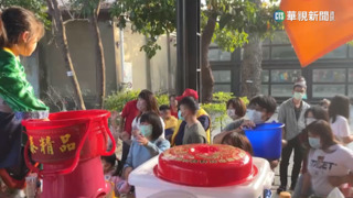 台南金唐殿蜈蚣陣　神童豪氣丟帝王蟹分送