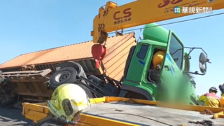 貨櫃車國道過彎自撞　驚翻傾斜「險墜橋下」