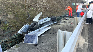 駕駛疑躲測速照相　轎車擦撞大貨車摔溝