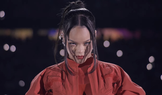 蕾哈娜挺孕肚登超級盃 表演中途「補妝」話題十足