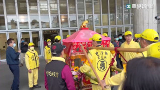 人民保母聲聲喚　白沙屯媽祖急轉彎繞圈賜福