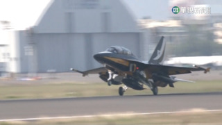 韓黑鷹表演機隊降落高雄 軍事迷一飽眼福