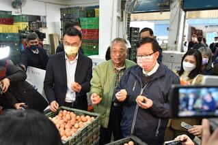 雞蛋不用搶！鄭文燦視察通路　農委會：每日產蛋2260萬　夠國人使用