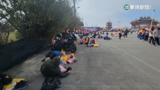 「粉紅超跑」夜行軍　香客隨行12小時倒地就睡