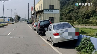 竹縣奇景！　不想超線被檢舉　斜停車開上護欄