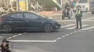 疑視線死角釀禍　士林警指揮交通遭撞.顴骨骨折