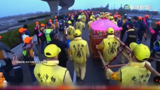 「粉紅超跑」白沙屯媽祖狂飆　轎班22小時走78公里