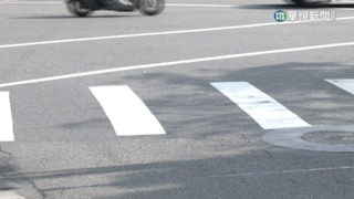 行人地獄？　轎車轉彎撞人　行人未踩斑馬線也違規