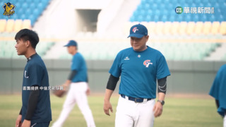 彭政閔客串跑壘喘吁吁　威晨隊長送上大擁抱