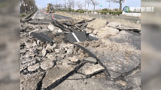 嘉義縣新港鄉路面氣爆！　柏油路炸出大坑洞