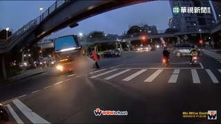 母帶兩稚子走斑馬線　險遭右轉遊覽車撞倒