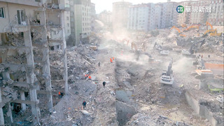 強震逾5萬死　敘利亞徒手挖廢墟.土國令1年內重建