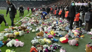 土國球迷做愛心　足球場下「泰迪熊雨」挺災童