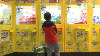 夾娃娃機店轉型「夾零食」　親子客群.回訪比例高