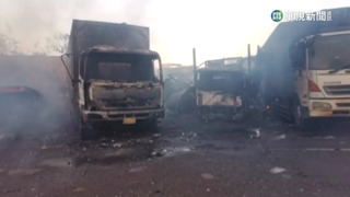 楊梅物流公司鐵皮倉庫大火　7輛車慘遭火噬