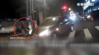 車左轉不給過馬路　阿嬤推嬰兒車綠燈等到紅燈