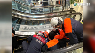 女童穿軟膠拖鞋腳掌卡手扶梯　消防隊急救援