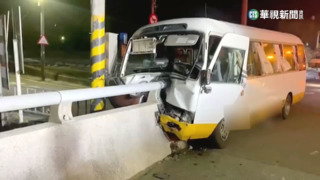 竹科巴士自撞橋墩8傷　悚！車頭遭橋墩「剖半」