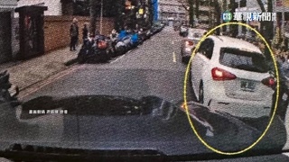 排隊等進停車場　游詩璟收違規併排停車罰單