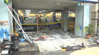 轎車高速衝進超商　68歲婦人捲車底送醫不治