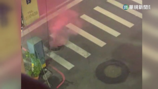 轎車故障剛上拖車　吊臂扯倒電桿慘被砸毀