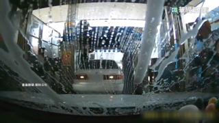 車洗一半挨撞！　前方轎車「倒退嚕暴衝」撞後車