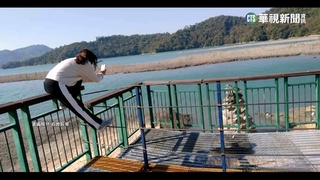 九蛙全探出頭！　遊客攀護欄搶拍　網友：蜘蛛人？