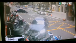 轎車失控連撞18機車　BMW紅牌重機慘噴飛