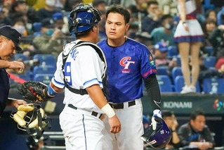 張育成被三振後摔頭盔、怒瞪大哥張進德 兄弟激烈交鋒還原對話內容