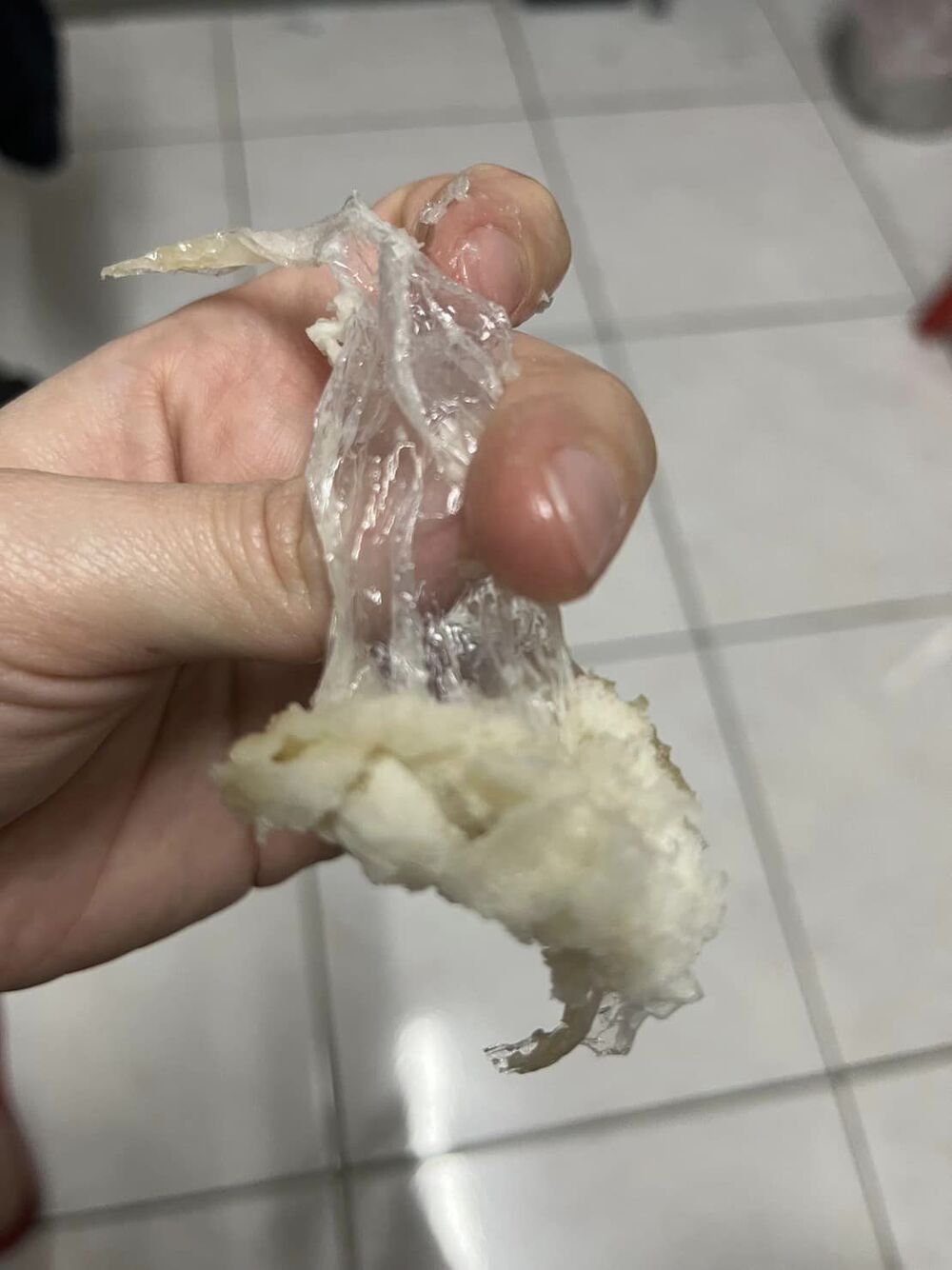 原PO從麵糰中拉出14公分塑膠膜。圖截自臉書爆料公社