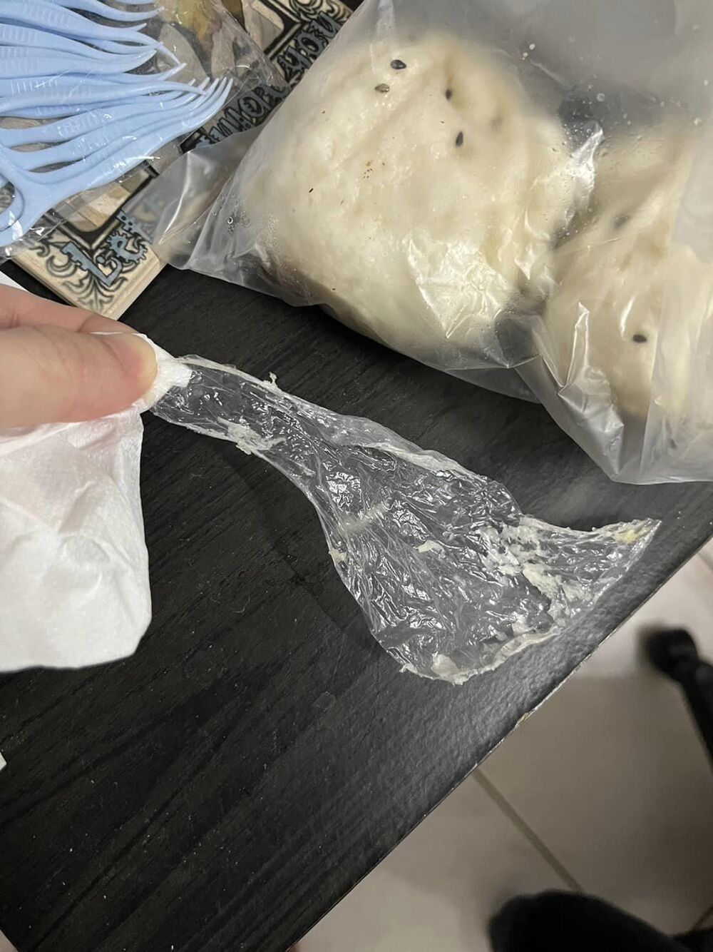 原PO從麵糰中拉出14公分塑膠膜。圖截自臉書爆料公社