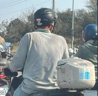 阿伯機車加裝「電鍋置物箱」 網友鬧：白飯一碗，謝謝