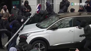 法國128萬人反年改　砸車.丟椅激戰防暴警