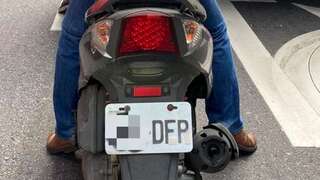 車牌貼白色膠帶字母秒變身！全網傻眼：想嫁禍別人啊