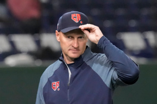 「斜槓」球隊奪首勝！捷克教頭正職是神經科醫生 消防員登板中繼