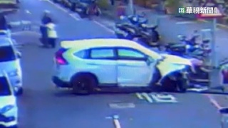 駕駛自撞拎包逃！　車內留147萬現金.製毒工具