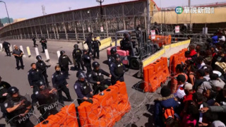 誤信美國開放邊境　數百移民硬闖美墨交界