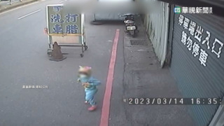 5歲童獨坐路邊玩　沒人看管衝出馬路遭機車撞飛