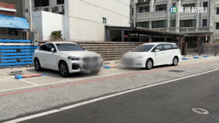 為省停車費「停兩車格中間」　車主挨批貪小便宜
