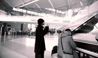 紐約機場突傳歌聲！「毛帽男」現身開唱　身分竟是大咖男星