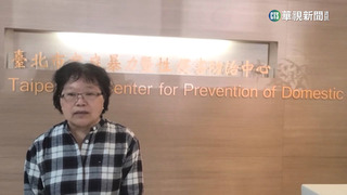 台北街頭母子「下跪舉雙手」　當地人曝內幕